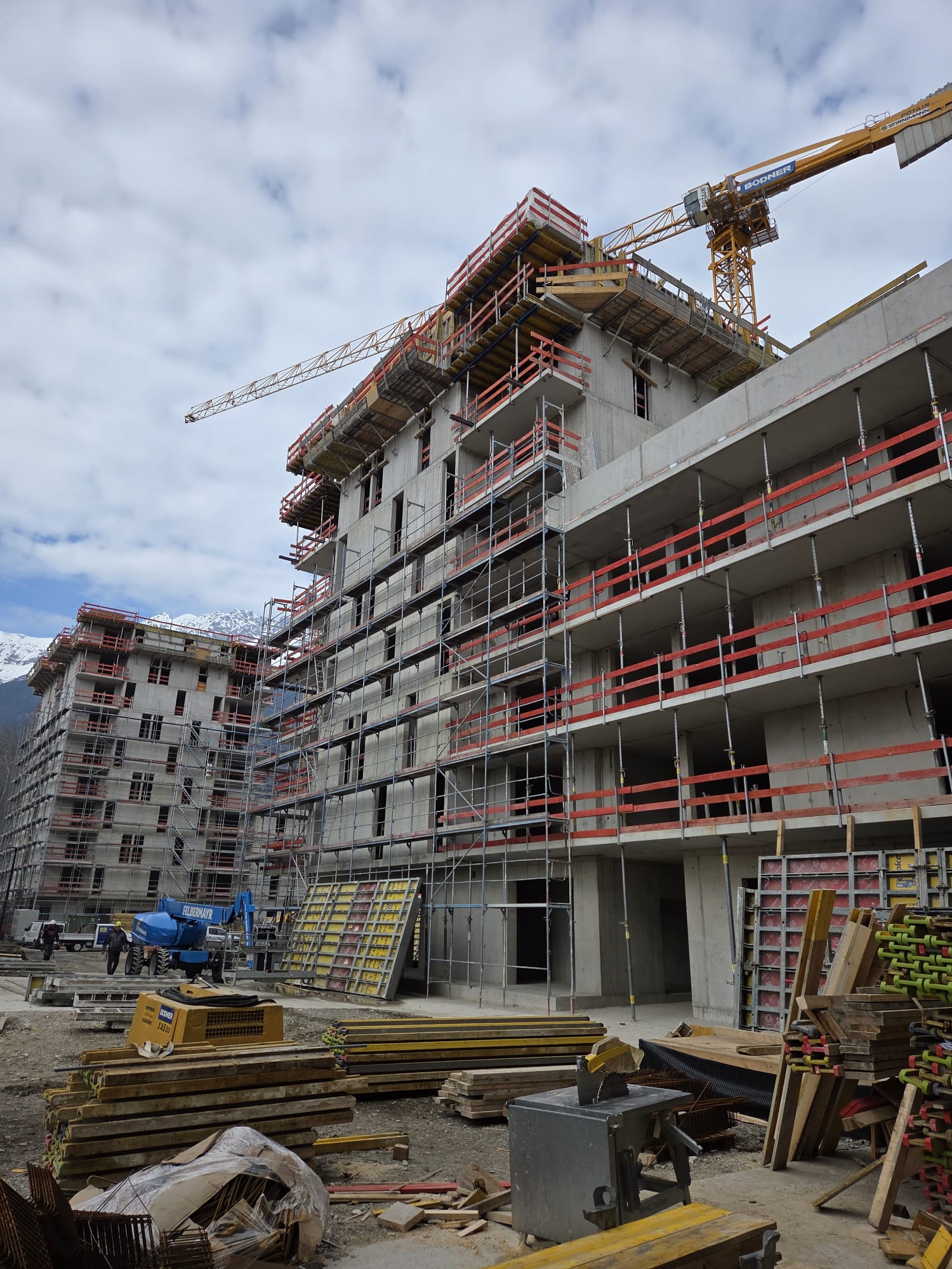 Mehrgeschossiger Stahlbetonrohbau mit Gerüst und Kran